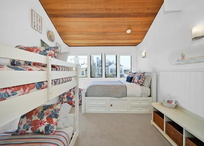 4 bedroom Home in Quiet Neighborhood near Beach