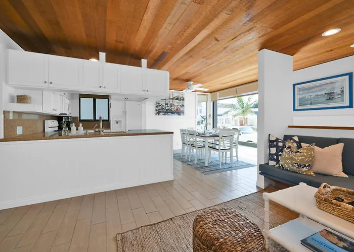4 Bedroom Home In Quiet Neighborhood Near Beach