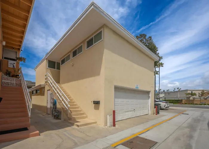 Three Bedroom Three Bath Home W Patio 1 Block From Beach
